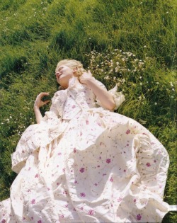Kirsten Dunst in Marie Antoinette, dir. by Sofia Coppola