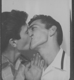 touchandfuck:  coughdropqueen:  Block and J. J. Belanger kissing in a photo booth. The album caption reads: “PGE exhibition, Hastings Park.”  Circa 1953.  so beautiful 
