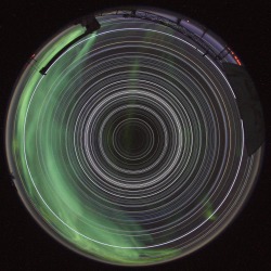 24 hour exposure from the South Pole: No star dips below the horizon, and the Sun never climbs above it. Everything is a complete circle.