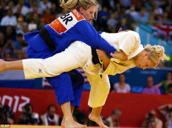 englandsdreaming:  Kayla Harrison, a survivor of sexual abuse, becomes the first Olympic champion in U.S. judo history by winning the women’s 78-kilogram event.  Felicitaciones