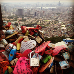 positivelypretty:  taking in Seoul from a mountain top provides a birds eye view of the city that over 18 million people reside in. the fences around the observatory of Seoul tower are surrounded by “locks of love” (and keychains and cell phone cases)