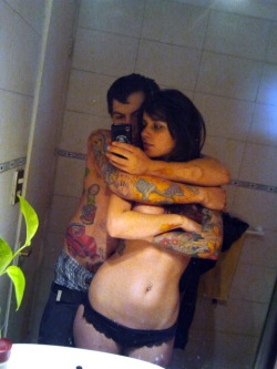straight-couples-in-the-mirror:  hot couple self pic