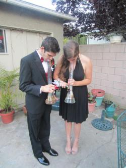 cuckie:  thatfuckingfrenzy:  The best prom picture ever.   Cute couple. 