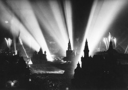silfarione:  20 Most Powerful Photographs Ever Taken : #8 The Fall Of Nazi Germany - Celebration of Germany’s unconditional surrender in World War II in Moscow’s Red Square, in the Soviet Union. Fireworks began on May 9, 1945, followed by bursts
