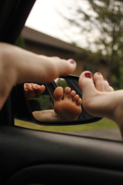 mercurafeet:  I’ve said it before but it bears repeating: This is a surefire way to spot footboys on the road. Just watch them stare and drool. People seem to believe you can’t see them through the flimsy glass windows of their cars, but we do. We