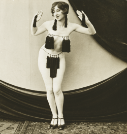 circlinglikeatoms:  Burlesque dancer adorned with tassels.. (ca. 1926)  