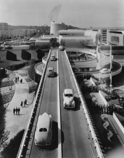 mrhowardroark:  &ldquo;Road of Tomorrow&rdquo; The Ford Motor Company building New York World’s Fair, 1939 