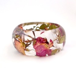 bookspaperscissors:  Handmade contemporary jewelry with resin and real flowers, made by former flower farmer Sumner Smith (It was very hard to choose just ten of these, take a look at the huge range of flowers here!)  Oooh these would make such nice weddi