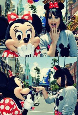 shadowhunter-me:  Minnie with Katy Perry. How cute Katy looks! 