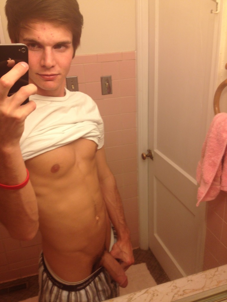 Gay boy naked selfie