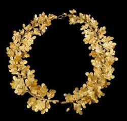 dreamsofsilverandgold:  Wreath of oak leaves and acorns Greek, Late Classical or Early Hellenistic Period, 4th century B.C. (via Wreath of oak leaves and acorns | Museum of Fine Arts, Boston) 