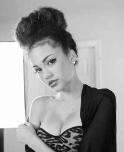 blackgirls-r-queens:  The NinaLove Diaries  More Fashion Here»    IG chardonnayscott  http://blackgirls-r-queens.tumblr.com/  BEAUTIFUL 😍😍