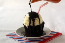 gastrogirl:  root beer float cupcake. 