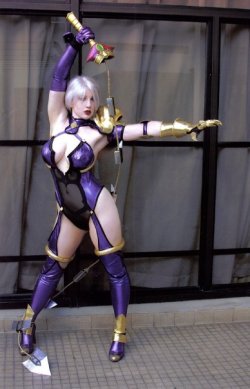 fuckyeahbellechere:  BelleChere as Ivy Valentine Series: Soul Calibur II Debuted: Dragon*Con 2008    Nice from the back too!