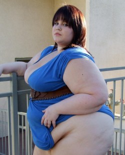 Roxxie during the closer to 400 pound stage&hellip; Amanda/Foxy Roxxie 53-52-64 46D 5'4&quot; 400 lbs. 182 kg BMI 68.7  	 /- 
