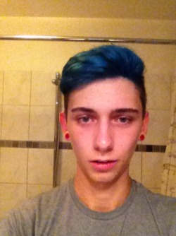 croonkorken: Yeeehaw! Blue hair! *-* I’m sick so excuse my ugly face and so on BUT(!!!) my hair have a great color! 