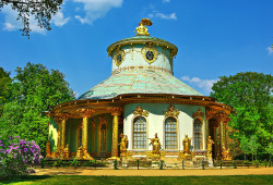 liebesdeutschland:  Chinesisches Teehaus, im Park Sanssouci in Potsdam, Brandenburg 