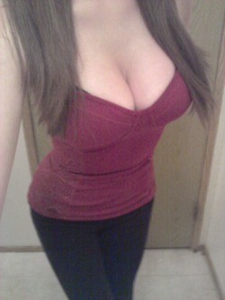 once-a-virgin:  Crappy photo, but hey hereâ€™s some cleavage ;P