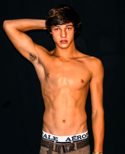 hmuifurhot:  camerondallas:  shirtless shot of me from the photo shoot :)   i l ove you omfg  Sexyy