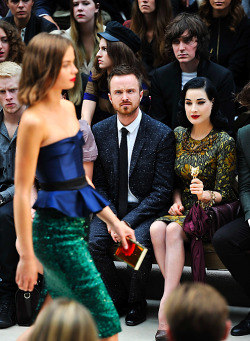  Aaron Paul being confused by fashion 