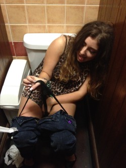 malibu4ndmilk:  this is why you dont take a friend into the loo with you when youâ€™re drunkâ€¦ 