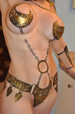 wickedwomenwarriors:  Bodypaint armour. Even less protective than the chainmail bikini, but more comfortable. And you don’t have to take it off for what comes after… 