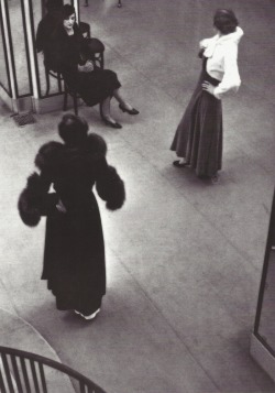 modne:  Présentation de la collection Les Paradis des Daims par Chanel, rue Cambon, 1933 