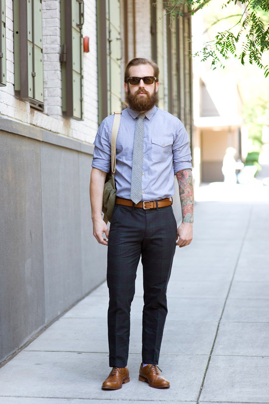 Can men wear with black pants brown shoes