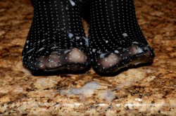 cummy-feet:  Amazing cum covered soles !