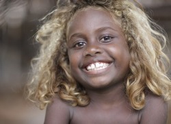 papaseanproductions:   The Melanesian children - naturally blonde hair &amp; dark skin  Wow 