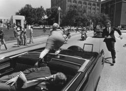 silfarione:  20 Most Powerful Photographs Ever Taken : #17 The Assasination of President John F. Kennedy in Dallas, Texas on November 22nd, 1963. Moments after he was shot, the limousine carrying mortally wounded President John F. Kennedy races toward