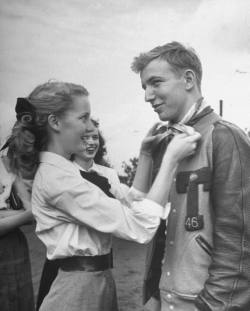 dontletthisheartgo:  brunette-coquette:  1950sunlimited:  Teen Fads, 1947    Girl ties her hair scarf around her boyfriends neck as a fond token. Boy often gives football sweater as token to his girl.  Lets go back in time  2013: “sup bitch” 