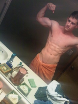 undie-fan-99:  Hot guy in the mirror flexing with only his towel on