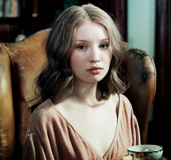 Saw a girl on the subway who looked just like Emily Browning&hellip; too pretty. Just like a doll.