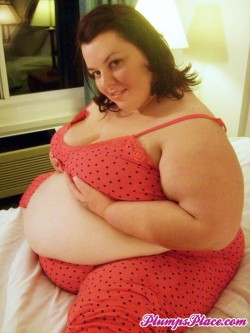 ray-norr:  iamthecryssy:  straightedgejuggalo:  Model: Pleasantly Plump Would you keep me all warm and cozy, ma’am?  I like finding myself and reblogging myself &lt;3  Keep getting drawn back to this lovely image. Must reblog :O