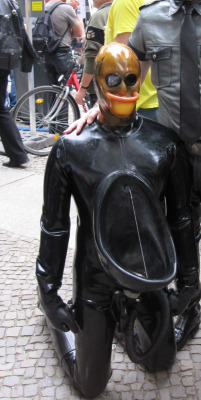 bootedray:  I am a public toliet  The perfect rubber suit!