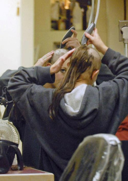 saundering: fieldbears:  britneyjustin:   britsanity:       Witnesses say they asked Britney why she shaved her head and her response was, “I’m tired of plugging things into it. I’m tired of people touching me.”    i can never not reblog this
