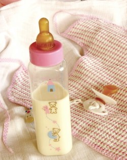 bearbears-little-princess:  delicatelittlebaby:  likedaddylikedaughter:  care4baby:  I just love pictures like this, they make me feel warm and fuzzy inside. Odd shapped bottle though, did you notice?  Me tews *blushies* :3 I have a few bottles that I
