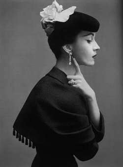 theniftyfifties:  Dovima wearing a suit with capelet by Balenciaga, October 1950. Photo by Richard Avedon. 