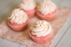 gastrogirl:  pink velvet cupcakes for breast cancer awareness. 