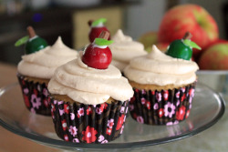 gastrogirl:  apple cider cupcakes with caramel frosting. 