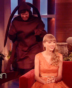 taylorsvift:   Taylor told Ellen that she’s afraid of earwigs. Of course Ellen had a surprise for her…  