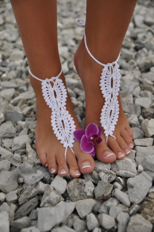 Barefoot babes show toes
