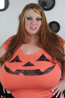 msdawnp:  Boobs and pumpkins! They go so good together!