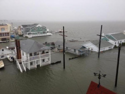 stalkerbestfriend:  legendary-otaku:  ohyeahronhermione:  THIS IS OCEAN CITY MD ITS ACTUALLY IN THE FUCKING OCEAN  Holy shit. This ironic and a bit funny but it shouldn’t be funny because people could still be inside those houses??? Woah look at that.
