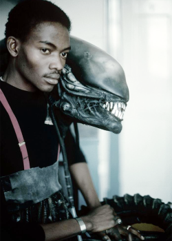 battlesuit:  unseilie:  twelfth-root-of-two:  Bolaji Badejo played the Xenomorph in Alien. Dude’s 7’2”!  And extremely pretty!  wow what a handsome dude!!