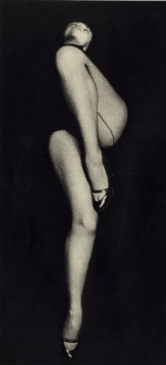 hoodoothatvoodoo:  Fernand Fonssagrives For Figure #1: Greenwich Village Nudes, 1951 