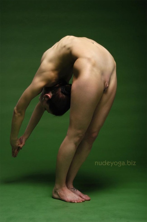 Nude flexible gymnast having sex