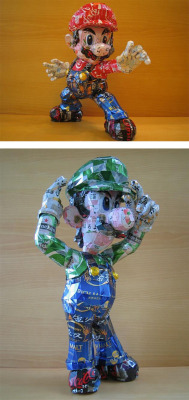 yosoyunastronauta:  Esculturas con latas de la cultura pop Makaon es un artista japonés que crea fantásticas esculturas la cultura pop con latas recicladas. Utilizó una mezcla de latas de cerveza y refresco recicladas. Esto es evidente en piezas como