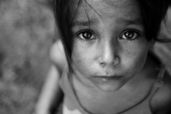 estilo-vivaz:  E se comparado ao olhar de uma criança triste, será que ainda neste mundo existe a paz? realidade cruel